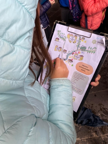 Ikasle bat Oñatiko kutsaduraren mapa betetzen