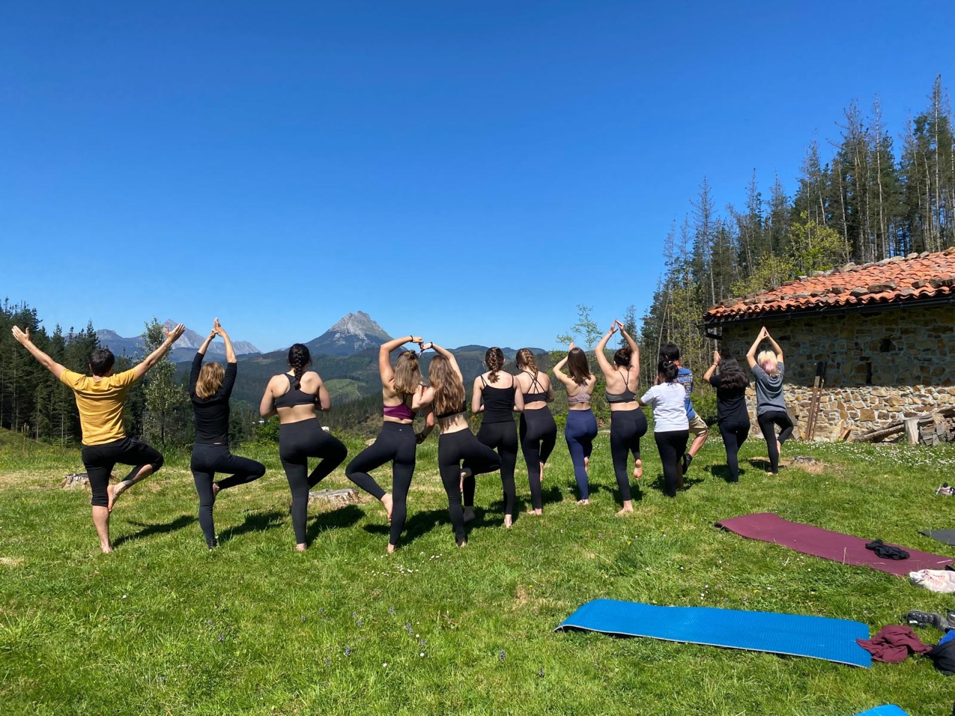 Ikasleak yogaz mendian gozatzen