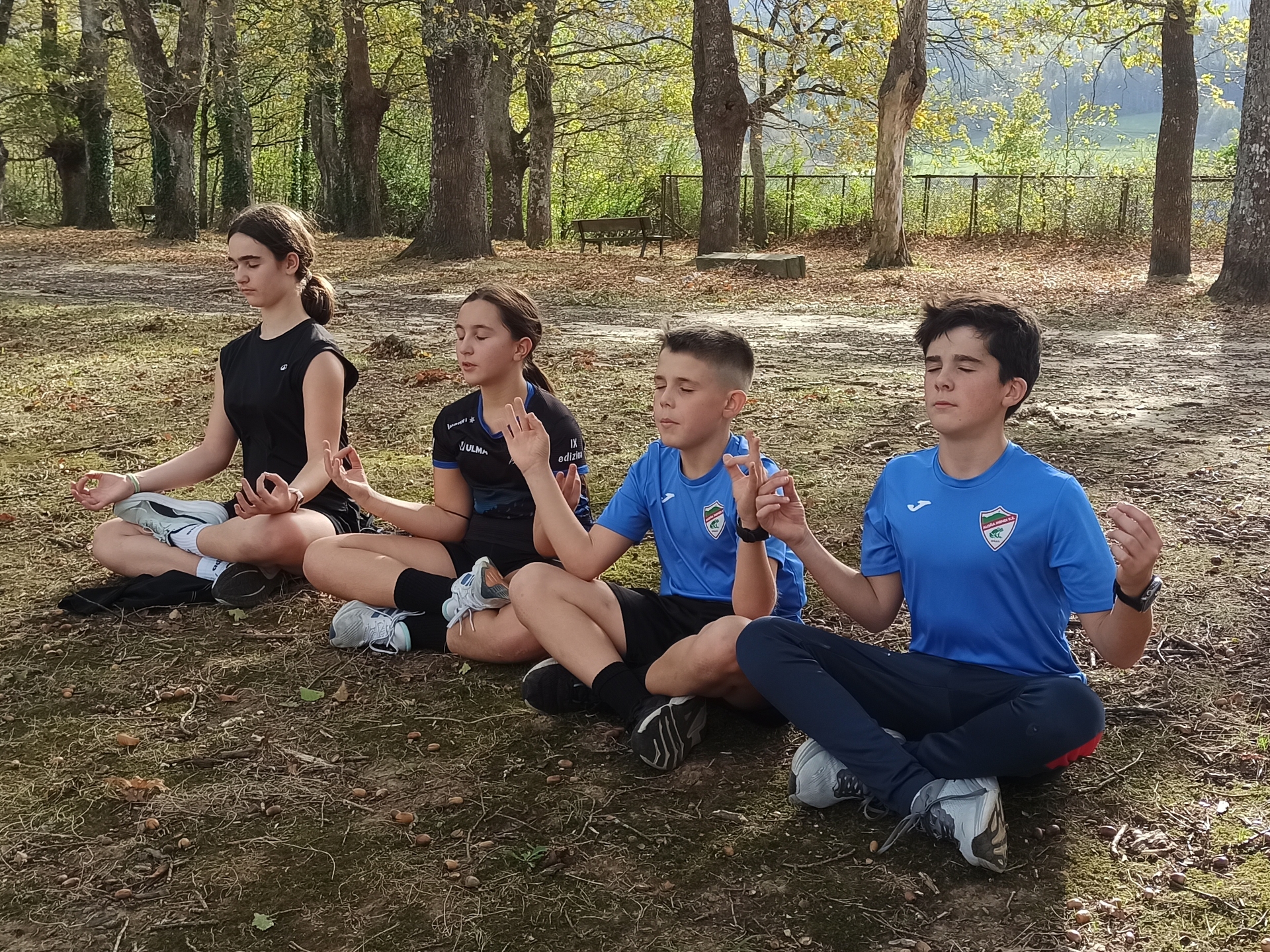 DBH 1. mailako ikasleak arnas ariketak egiten.