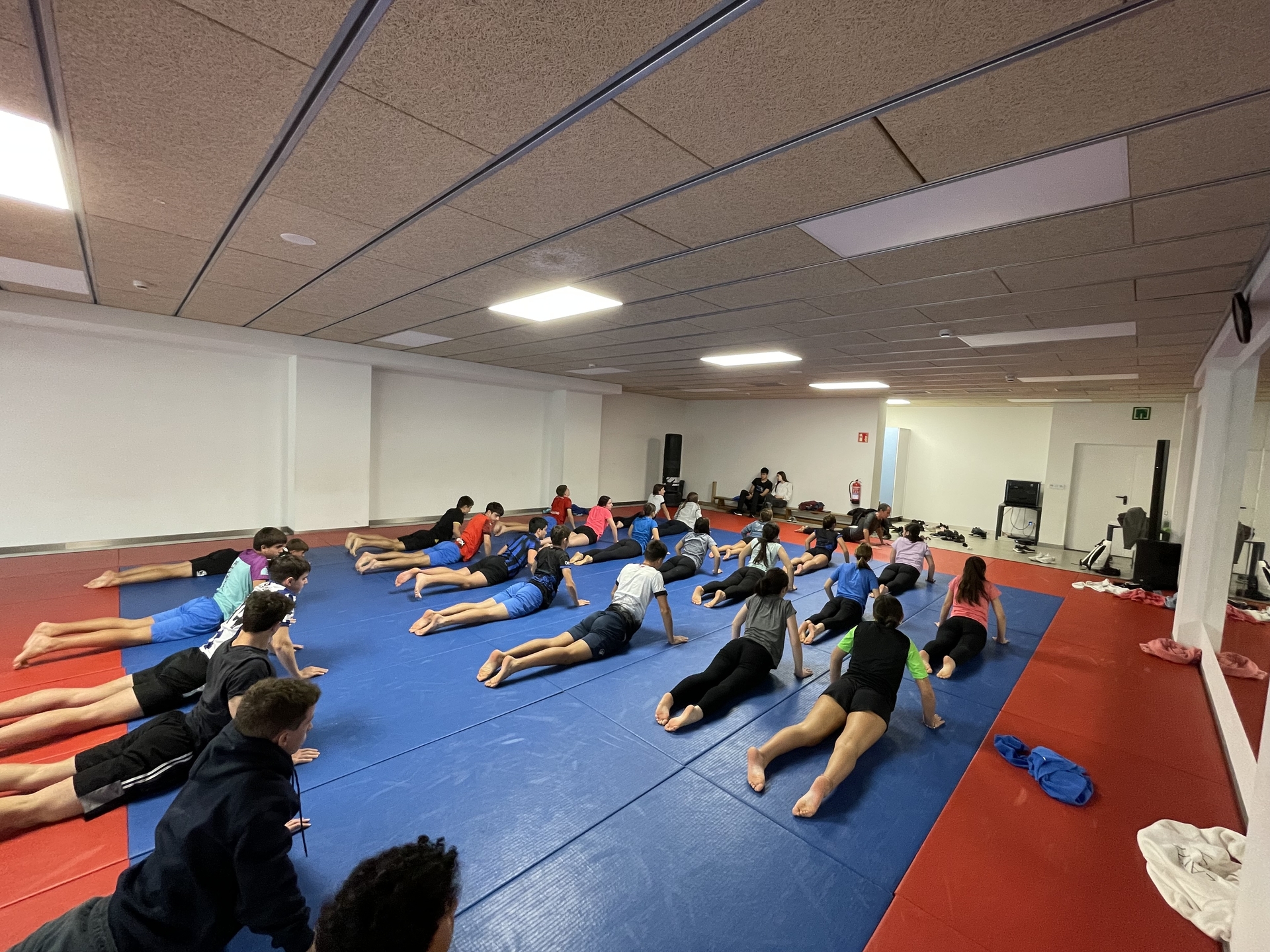 Batxilergoko ikasleak Yoga probatzen