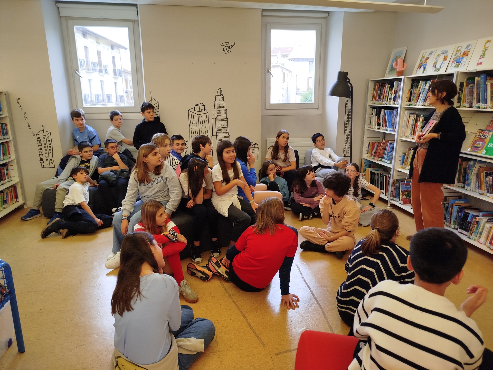 LH 6. mailako ikasleak Udal Liburutegian