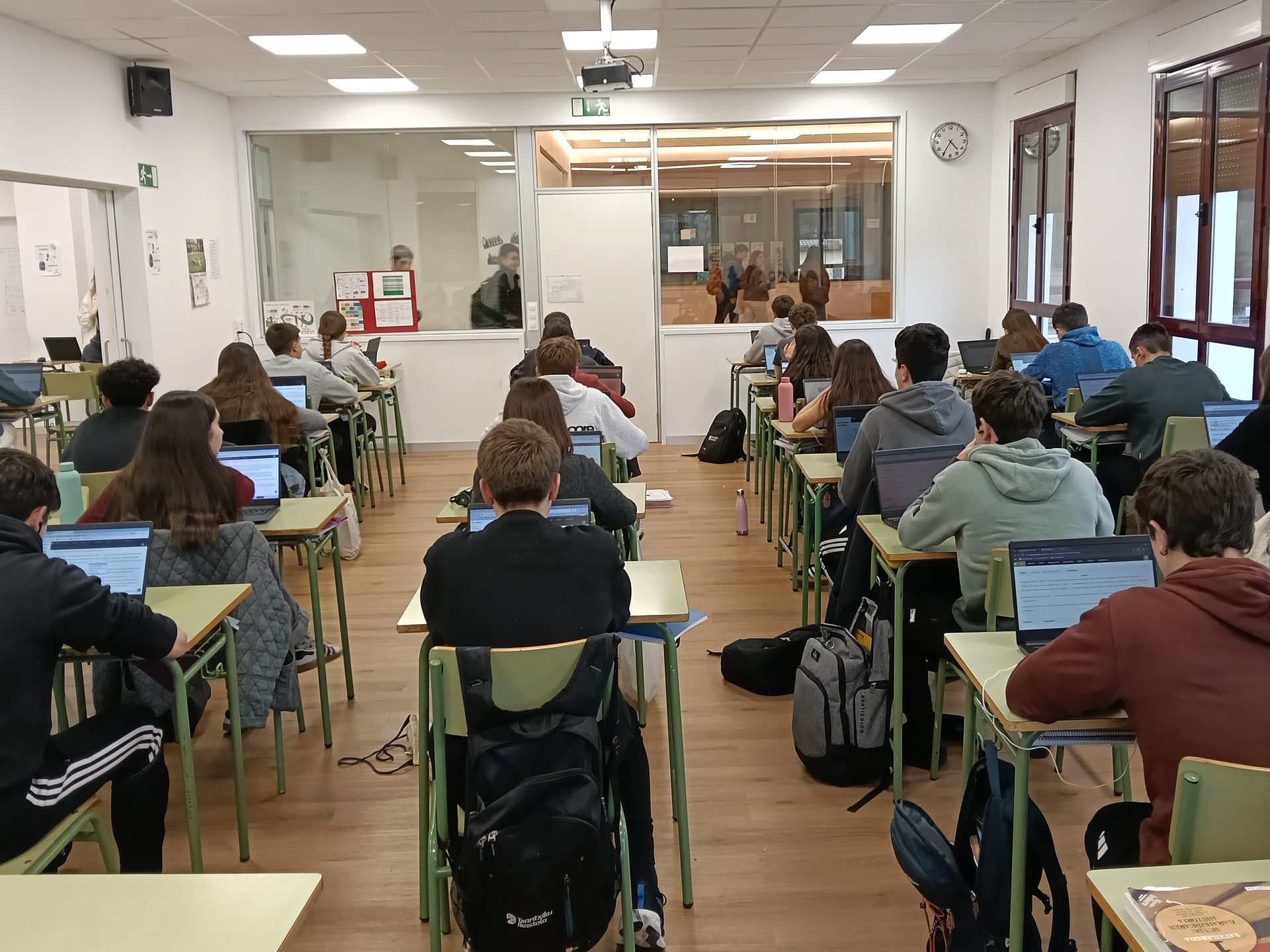 Batxi 1eko ikasleak HABE C1 azterketa egiten ikastolan.